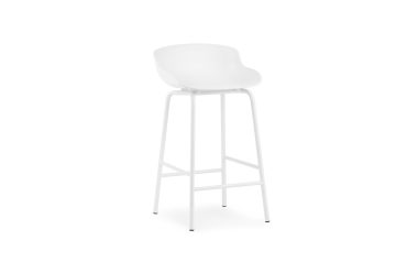 En moderne hvid barstol med buet ryglæn og fire slanke metalben, isoleret på en hvid baggrund, perfekt til TomorrowsDesign interiør.