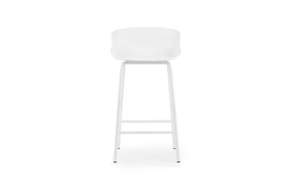 En moderne hvid barstol med et minimalistisk design, med et højt ryglæn og en metalramme, isoleret på en hvid baggrund. Perfekt til ethvert interiør.