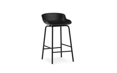 En moderne NORMANN COPENHAGEN - Hyg Barstol 65 med et buet sæde og slanke metalben, isoleret på en hvid baggrund.