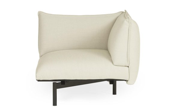 EN NORMANN COPENHAGEN - Ark Modular Sofa 150 Hjørne med et lys beige stofbetræk og en sort metalbund, med en unik asymmetrisk ryglænsform og et enkelt polstret armlæn i venstre side.