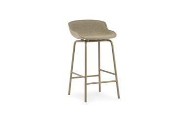 En moderne barstol med beige polstret sæde og metalliske ben på hvid baggrund, perfekt til moderne interiørdesign.