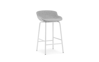 En moderne barstol med et hvidt metalstel og et lysegråt polstret sæde og ryglæn, isoleret på en hvid baggrund, perfekt til moderne interiørdesign.