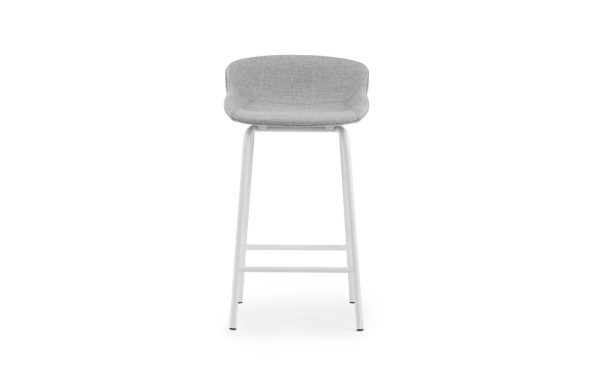 En moderne lysegrå barstol i stof med høj ryg og hvide metalben fra TomorrowsDesign, placeret mod en almindelig hvid baggrund.