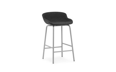 En moderne barstol med et højt, gråt polstret sæde og et hvidt metalstel. Dette stykke er indbegrebet af TomorrowsDesign med dets minimalistiske design med slanke ben og en fodstøtte.