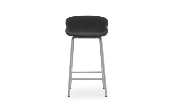 En moderne, høj barstol med et mørkegrå sæde og en sølvmetalramme, designet af TomorrowsDesign, isoleret på en hvid baggrund.