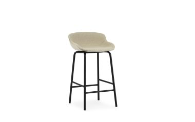 En moderne barstol med et beige polstret sæde og en slank sort metalramme, der er indbegrebet af TomorrowsDesign på en hvid baggrund.