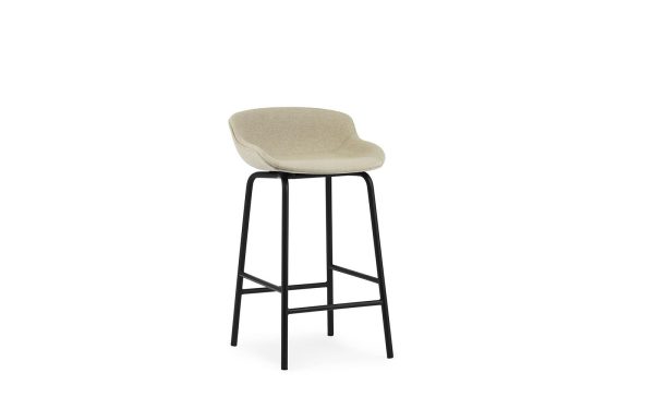 En moderne barstol med et beige polstret sæde og en slank sort metalramme, der er indbegrebet af TomorrowsDesign på en hvid baggrund.