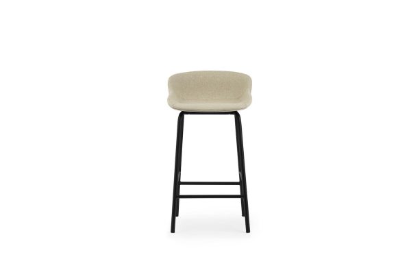 En moderne barstol med et sort metalstel og et beige polstret sæde, designet af TomorrowsDesign, isoleret på en hvid baggrund.