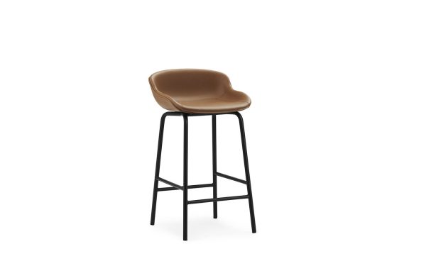 En moderne barstol fra TomorrowsDesign med et lækkert brunt lædersæde og sorte metalben, isoleret på en hvid baggrund.