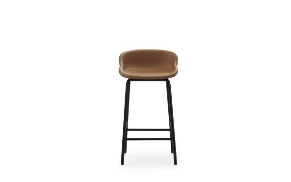 En minimalistisk design barstol med et sort metalstel og et brunt lædersæde, isoleret på en hvid baggrund.