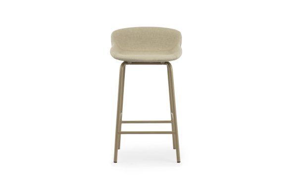 En moderne barstol med høj ryg og beige polstring på en TomorrowsDesign metalramme, isoleret på en hvid baggrund.
