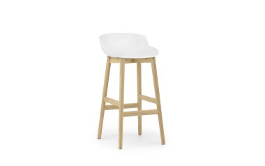 En moderne barstol med hvidt sæde og ben af naturligt træ, isoleret på en hvid baggrund, fra TomorrowsDesign.
