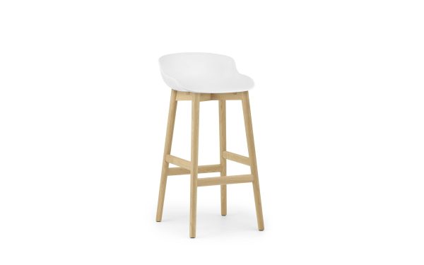 En moderne barstol med hvidt sæde og ben af naturligt træ, isoleret på en hvid baggrund, fra TomorrowsDesign.