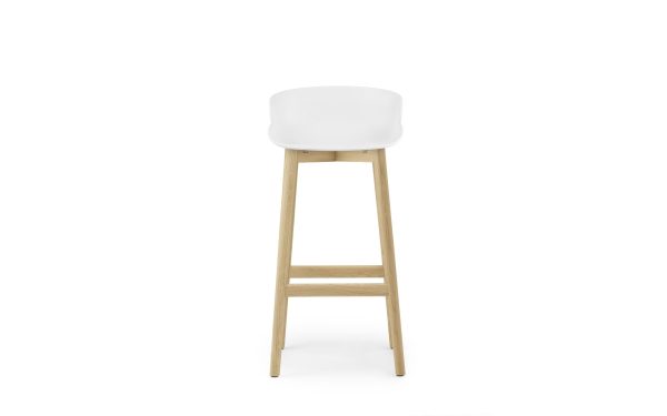 En moderne barstol med hvidt sæde og ben af naturtræ, vist mod en almindelig hvid baggrund. Skamlen har en minimalistisk designmøbler med et afrundet ryglæn og slanke ben.