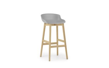 En moderne barstol med et gråt sæde og lyse træben, isoleret på en hvid baggrund, perfekt til ethvert TomorrowsDesign-interiør.