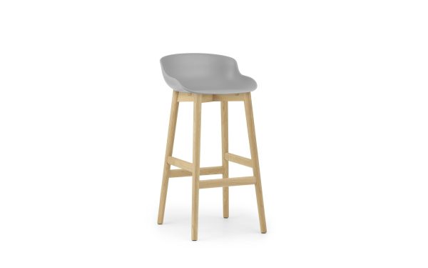 En moderne barstol med et gråt sæde og lyse træben, isoleret på en hvid baggrund, perfekt til ethvert TomorrowsDesign-interiør.