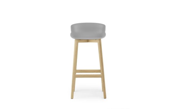 En moderne barstol med gråt sæde og træben isoleret mod en hvid baggrund, fra TomorrowsDesign.