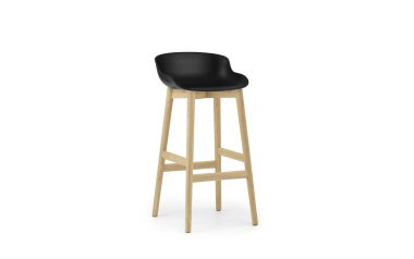 En moderne barstol med et elegant sort sæde og lyse træben, sat mod en hvid baggrund. Designet af TomorrowsDesign.