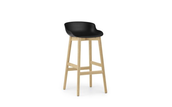 En moderne barstol med et elegant sort sæde og lyse træben, sat mod en hvid baggrund. Designet af TomorrowsDesign.