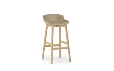 En moderne beige barstol med glat, buet sæde og træben fra TomorrowsDesign, placeret mod en almindelig hvid baggrund.