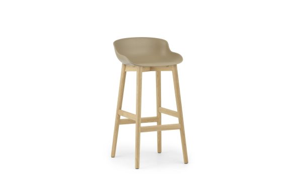 En moderne beige barstol med glat, buet sæde og træben fra TomorrowsDesign, placeret mod en almindelig hvid baggrund.