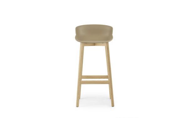 En moderne barstol med et beige sæde og træben set forfra på en hvid baggrund, der fremhæver TomorrowsDesigns æstetik.