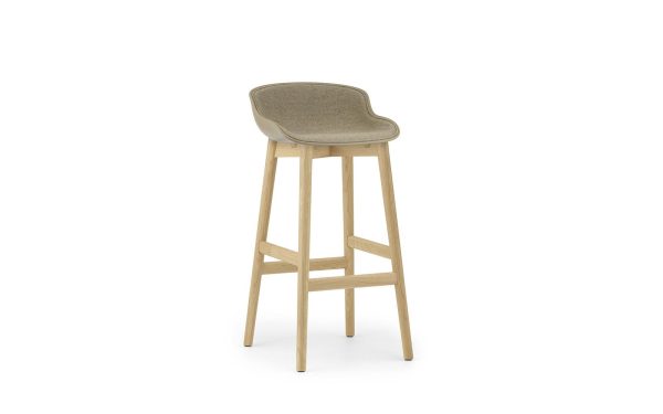 En moderne design barstol med beige polstret sæde og træben på hvid baggrund.
