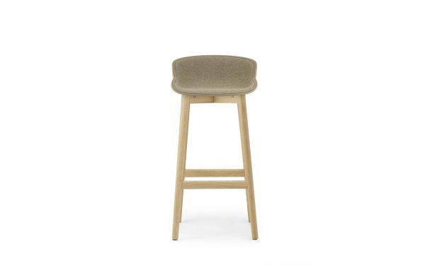 En barstol i moderne design med en lys træramme og et polstret, olivengrønt sæde, isoleret på en hvid baggrund.