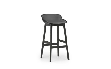 En moderne sort barstol med et minimalistisk design, med et buet sæde og fire lange, slanke ben, isoleret på en hvid baggrund fra TomorrowsDesign.