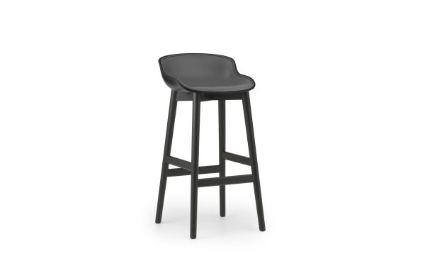 En moderne sort barstol med et minimalistisk design, med et buet sæde og fire lange, slanke ben, isoleret på en hvid baggrund fra TomorrowsDesign.