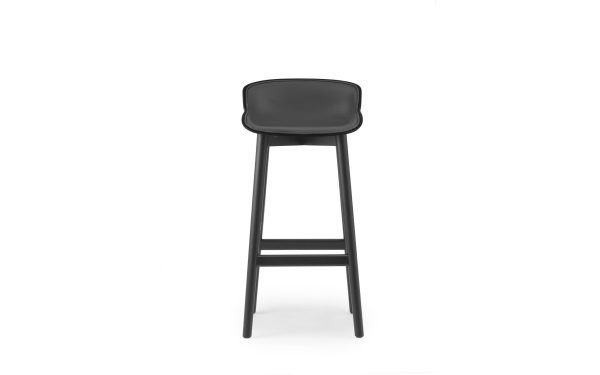 En moderne sort barstol fra TomorrowsDesign med et minimalistisk design, med højt ryglæn og slanke, lige ben, isoleret på en hvid baggrund.