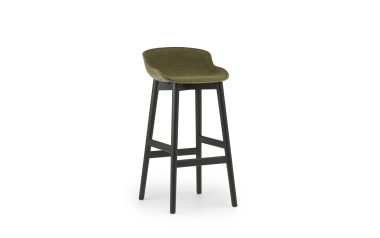 En moderne barstol med en høj sort træramme og et olivengrønt polstret sæde, designet af TomorrowsDesign, placeret mod en hvid baggrund.