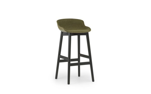 En moderne barstol med en høj sort træramme og et olivengrønt polstret sæde, designet af TomorrowsDesign, placeret mod en hvid baggrund.
