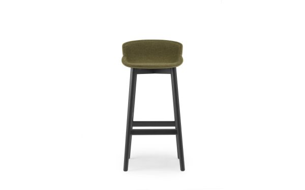 En moderne barstol med en mørk træramme og et grønt polstret sæde, isoleret på en hvid baggrund, perfekt til moderne interiør.