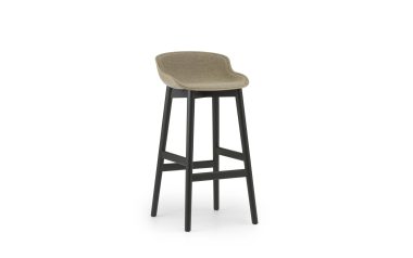En moderne barstol med en sort træramme og et buet, beige polstret sæde isoleret på en hvid baggrund, der afspejler moderne design.