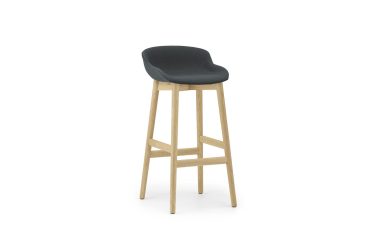 EN NORMANN COPENHAGEN - Hyg Barstol 75 med en lys træramme og et mørkegrå polstret sæde, isoleret på hvid baggrund.