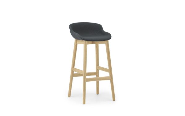 EN NORMANN COPENHAGEN - Hyg Barstol 75 med en lys træramme og et mørkegrå polstret sæde, isoleret på hvid baggrund.