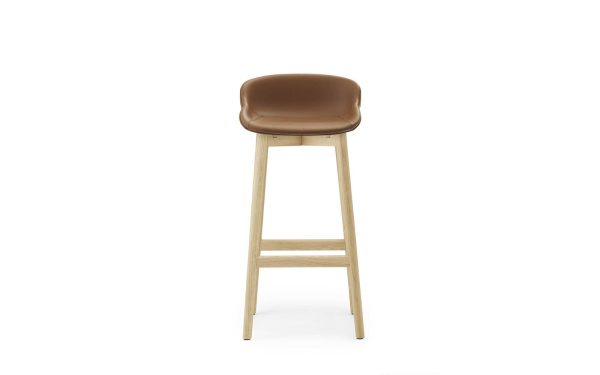 En moderne designmøbler barstol med en lys træramme og en brun læderpude, placeret mod en almindelig hvid baggrund.