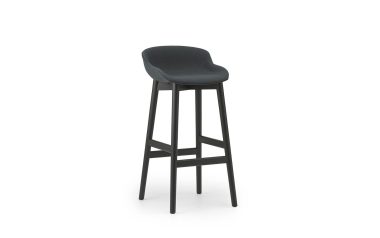 En moderne sort barstol med et buet sæde og slanke, høje ben på en hvid baggrund, der inkarnerer TomorrowsDesign.