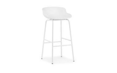 En moderne hvid barstol med et støbt plastiksæde og slanke metalben, med et slankt design, isoleret på en hvid baggrund.