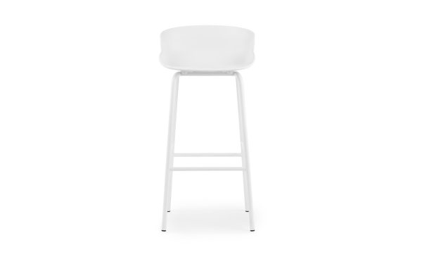 En moderne hvid barstol med et slankt design, med et højt ryglæn og fire slanke ben forbundet med vandrette støtter. Stolen er sat mod en almindelig hvid baggrund og inkarnerer essensen af TomorrowsDesign.