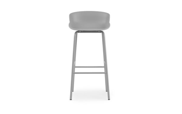 En moderne NORMANN COPENHAGEN - Hyg Barstol 75 med et glat, buet sæde og slanke metalben, vist mod en almindelig hvid baggrund.