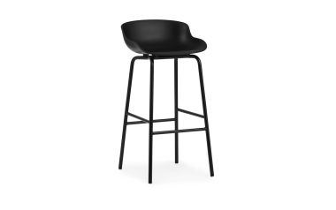En sort moderne barstol med et strømlinet TomorrowsDesign, med et buet sæde og slanke metalben, isoleret på en hvid baggrund.