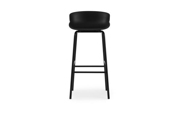 En moderne sort barstol med et glat, buet sæde og slanke metalben, med et minimalistisk design på en hvid baggrund.