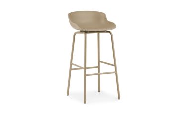 En moderne NORMANN COPENHAGEN - Hyg Barstol 75 med et slankt, buet sæde og tynde metalben mod en hvid baggrund.