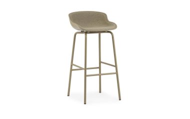 En moderne barstol med et højt metallisk stel og et buet, beige polstret sæde, isoleret på en hvid baggrund, velegnet til moderne interiørdesign.