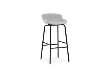 En moderne barstol med et gråt stofsæde og en sort metalramme, designet til moderne interiør, isoleret på en hvid baggrund.