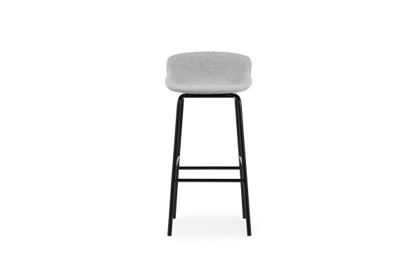 En moderne design barstol med et højt, sort metalstel og et firkantet, lysegråt polstret sæde, isoleret på en hvid baggrund.