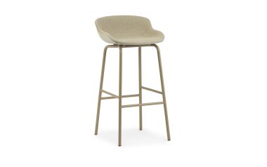 En moderne barstol med et beige polstret sæde og et metalstel, perfekt til moderne interiørdesign, på hvid baggrund.