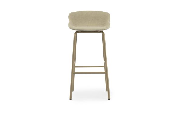 En moderne barstol med et højt metalstel og et beige polstret sæde, isoleret på en hvid baggrund, perfekt til moderne interiørdesign.